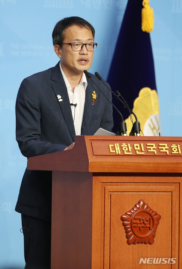 [서울=뉴시스] 김진아 기자 = 박주민 더불어민주당 의원이 21일 서울 여의도 국회 소통관에서 더불어민주당 당대표 출마 기자회견을 하고 있다. 2020.07.21. bluesoda@newsis.com