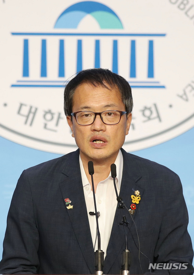 [서울=뉴시스] 김진아 기자 = 박주민 더불어민주당 의원이 21일 서울 여의도 국회 소통관에서 더불어민주당 당대표 출마 기자회견을 하고 있다. 2020.07.21. bluesoda@newsis.com