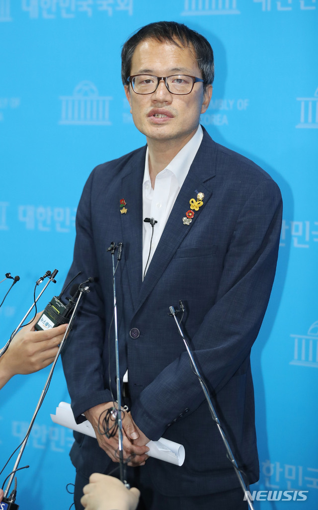 [서울=뉴시스] 김진아 기자 = 박주민 더불어민주당 의원이 21일 서울 여의도 국회 소통관에서 더불어민주당 당대표 출마 기자회견 후 취재진의 질문에 답하고 있다. 2020.07.21. bluesoda@newsis.com