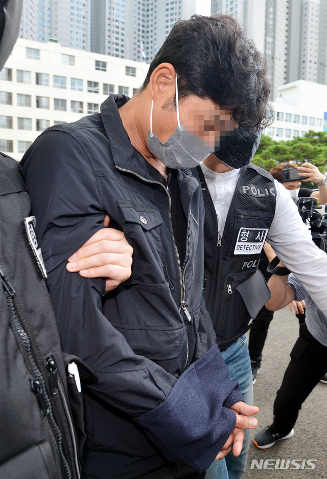 [대구=뉴시스] 이무열 기자 = 고(故) 최숙현 가혹 행위 핵심 피고인 중 한 명인 김규봉 감독이 21일 구속 전 피의자심문(영장실질심사)를 마친 후 호송차로 향하고 있다. 2020.07.21.lmy@newsis.com