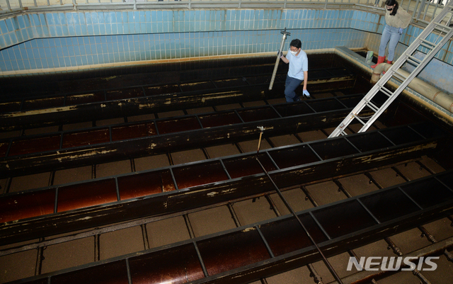 [익산=뉴시스] 김얼 기자 = 전북도청 환경녹지국 물환경관리과 직원들과 K-water 금강 수도지원센터 관계자들은 지난 21일 전북 익산시에 위치한 신흥정수장을 찾아 수질 관리를 위해 합동 점검을 하고 있다. 이 점검은 최근 인천 '수돗물 유충'으로 인해 전북도민의 불안감을 해소하고 수돗물 관리에 대한 예방 차원에서 실시했다. 2020.07.21. pmkeul@newsis.com