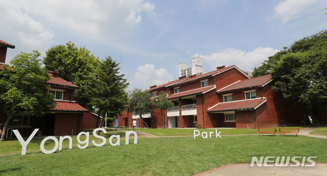 [서울=뉴시스] 전진환 기자 = 21일 오후 서울 용산구 용산공원 부지 내 장교숙소부지에서 '함께 그리는 용산공원 부분개방 행사'가 열렸다. 사진은 장교숙소 건물. 2020.07.21. amin2@newsis.com