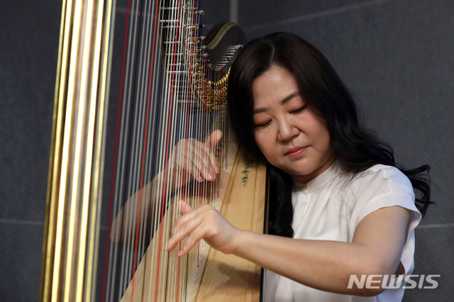 [서울=뉴시스]이윤청 기자 = 하피스트 곽정이 지난달 21일 서울 중구 명동에 위치한 연습실에서 뉴시스와 인터뷰에 앞서 포즈를 취하고 있다. 2020.08.04. radiohead@newsis.com