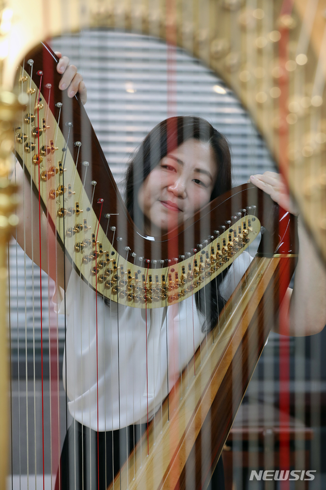[서울=뉴시스]이윤청 기자 = 하피스트 곽정이 지난달 21일 서울 중구 명동에 위치한 연습실에서 뉴시스와 인터뷰에 앞서 포즈를 취하고 있다. 2020.08.04. radiohead@newsis.com