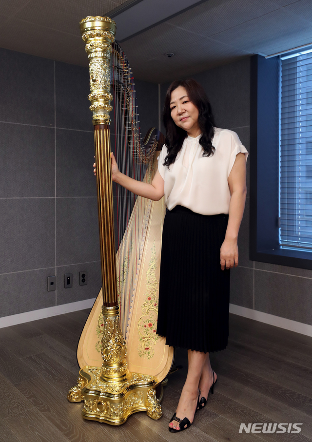 [서울=뉴시스]이윤청 기자 = 하피스트 곽정이 지난달 21일 서울 중구 명동에 위치한 연습실에서 뉴시스와 인터뷰에 앞서 포즈를 취하고 있다. 2020.08.04. radiohead@newsis.com