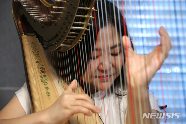 [서울=뉴시스]이윤청 기자 = 하피스트 곽정이 지난달 21일 서울 중구 명동에 위치한 연습실에서 뉴시스와 인터뷰에 앞서 포즈를 취하고 있다. 2020.08.04. radiohead@newsis.com