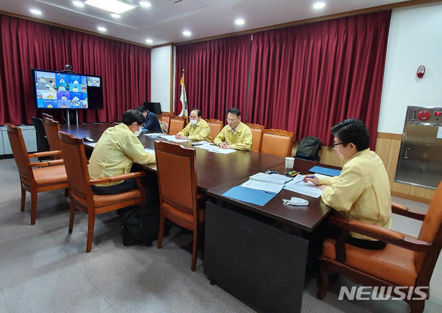 [서울=뉴시스] 박민석 기자 = 조명래 환경부 장관이 지난 21일 오후 서울 서초구 한강홍수통제소에서 17개 시도 부단체장과 영상회의를 통해 정수장 활성탄지 점검 결과를 공유하고 전국 모든 정수장에 대한 수돗물 유충 발생 방지대책과 조치사항을 철저히 이행해 달라고 당부하고 있다. (사진=환경부 제공) 2020.07.21. photo@newsis.com