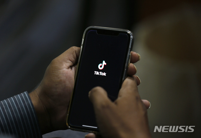 [이슬라마바드=AP/뉴시스] 7월21일(현지시간) 파키스탄 이슬라마바드에서 한 남성이 동영상 공유 애플리케이션(앱) 틱톡을 시행 중인 모습. 2020.09.21.