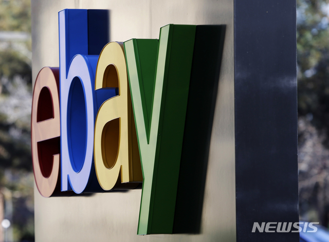 [새너제이(미 캘리포니아주)=AP/뉴시스]2015년 1월14일 미 캘리포니아주 새너제이에 있는 이베이 본사 앞에 이베이 로고가 보이고 있다. 19년 간 수백만 달러 상당의 상품들을 훔쳐 이베이를 통해 판매해온 63살의 텍사스 여성이 54개월의 징역형을 선고받았다고 CNN이 4일(현지시간) 보도했다. 킴 리처드슨이라는 이 여성은 또 380만 달러(약 44억원)의 배상금 지불에도 동의했다. 2020.10.5