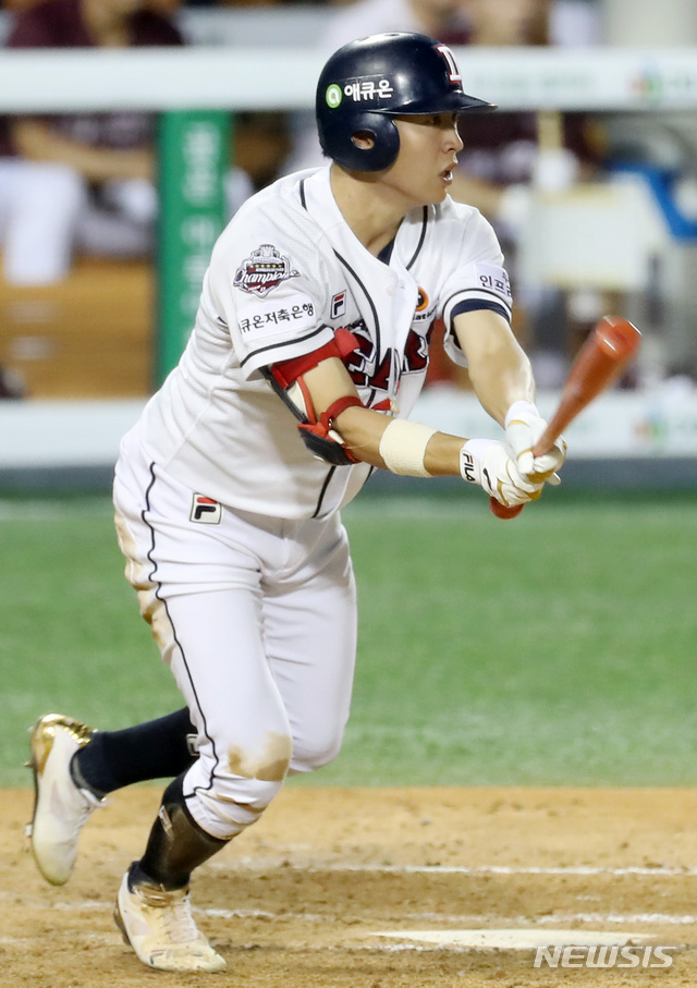 [서울=뉴시스] 이영환 기자 = 21일 오후 서울 송파구 잠실야구장에서 열린 2020 신한은행 SOL KBO리그 두산 베어스 대 키움 히어로즈의 경기, 7회말 두산 선두타자 정수빈이 타격을 하고 있다. 2020.07.21. 20hwan@newsis.com