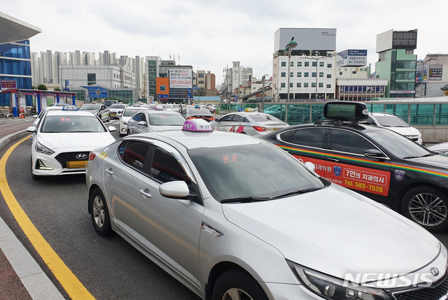 [대전=뉴시스] 대전역에서 대기중인 택시들(사진= 대전시 제공)