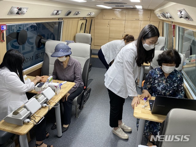 [서울=뉴시스] 노원구 찾아가는 '이동 건강버스' 내부 모습. (사진=노원구 제공) 2020.07.22. photo@newsis.com