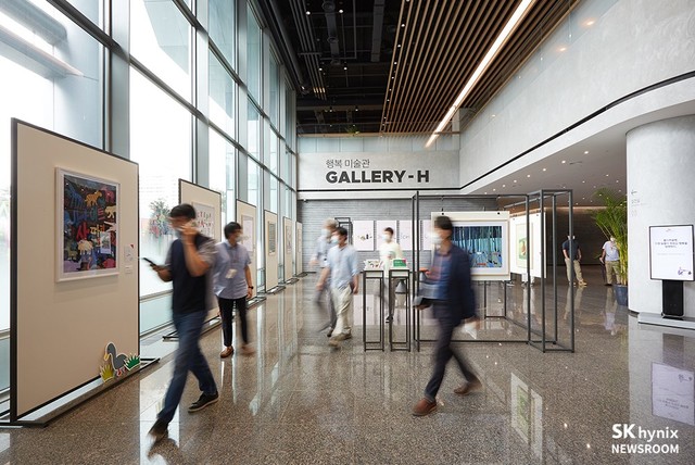 [서울=뉴시스]행복 미술관 Gallery H로 탈바꿈한 이천 R&D 센터 로비 전경. 사진 SK하이닉스
