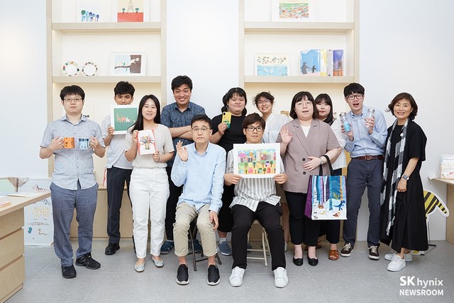 [서울=뉴시스]오티스타 디자인 팀과 이소현 대표(오른쪽에서 첫 번째). 사진 SK하이닉스