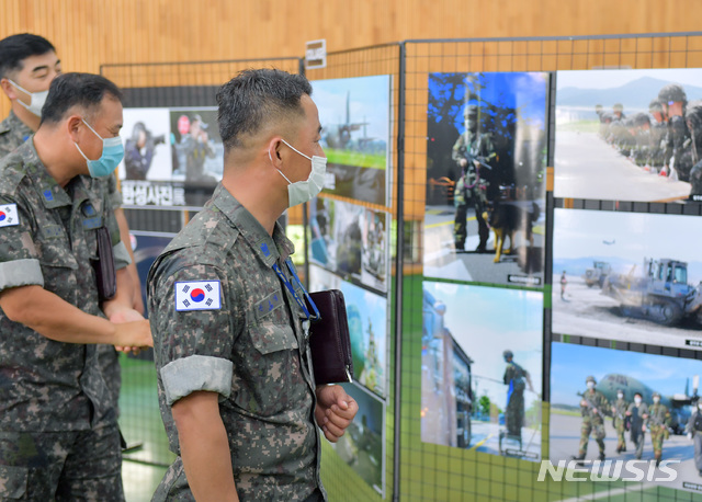 [성남=뉴시스]신정훈 기자 공군 15특수임무비행단이 '자랑스러운 얼굴들'사진전을 열었다.