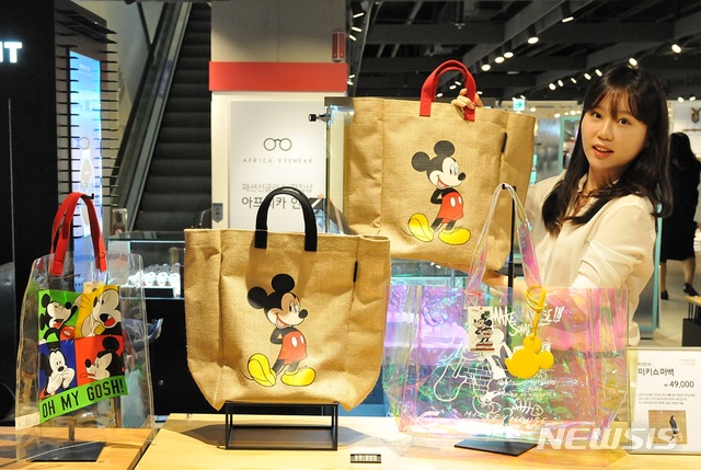[대구=뉴시스]김정화 기자 = 대구 롯데백화점은 여름을 맞이해 100% 마 원단으로 제작한 미키 쇼퍼백을 선보인다. (사진 = 대구 롯데백화점 제공) 2020.07.22. photo@newsis.com