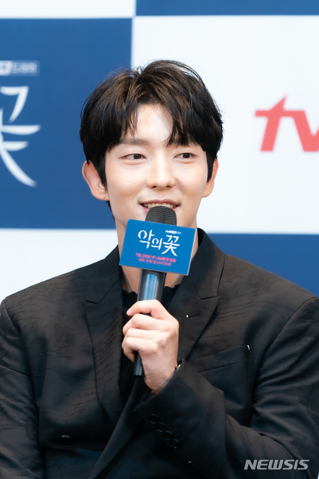 [서울=뉴시스]22일 열린 tvN 새 수목극 '악의 꽃' 온라인 제작발표회. 배우 이준기. (사진=tvN 제공)