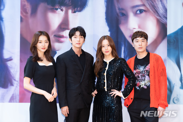 [서울=뉴시스]22일 열린 tvN 새 수목극 '악의 꽃' 온라인 제작발표회. (왼쪽부터) 배우 장희진, 이준기, 문채원, 서현우. (사진=tvN 제공)