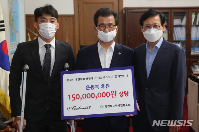 [청주=뉴시스]천영준 기자 = 충북도 장애인체육회는 22일 테크니스트가 도내 장애인 체육발전을 위해 1억5000만원 상당의 운동복을 후원했다고 밝혔다. 사진 왼쪽부터 김성신 대표, 이시종 지사, 고행준 충북장애인체육회 사무처장. (사진=충북장애인체육회 제공) 2020.07.22. photo@newsis.com
