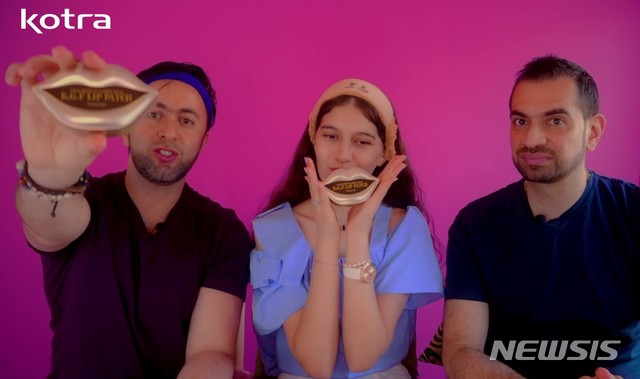 [서울=뉴시스]코트라(KOTRA)가 요르단 암만에서 온라인 수출길을 개척하고 있다. 코트라는 현지 인플루언서를 통해 K-뷰티 제품을 사전 홍보하고 원격 수출 상담회를 개최했다고 23일 밝혔다. 2020.07.22. (사진=코트라 제공)