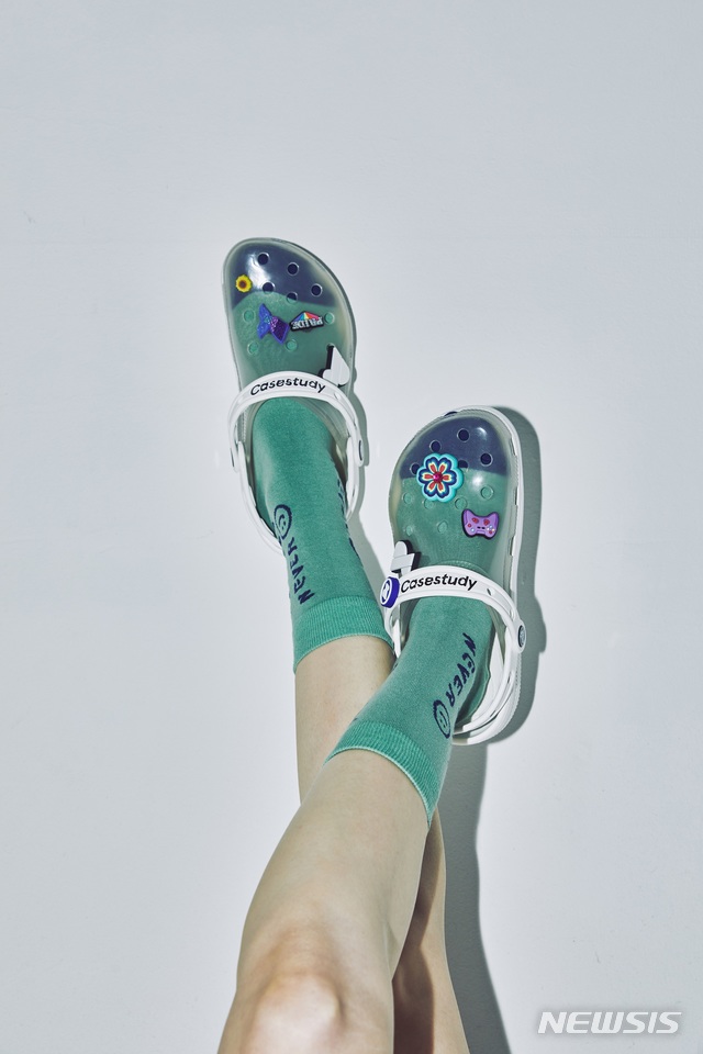 [서울=뉴시스] 신세계백화점이 '케이스스터디X크록스 클래식 클로그' 샌들을 오는 24일부터 오프라인에서도 판매한다고 23일 밝혔다. (사진=신세계백화점 제공)