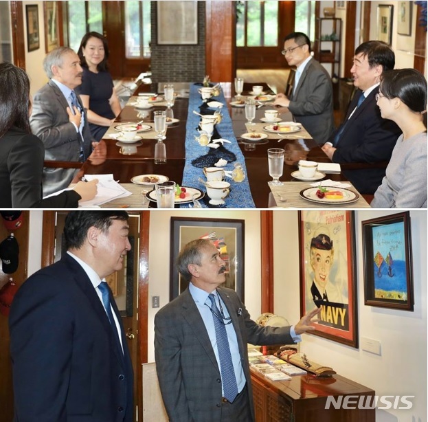 [서울=뉴시스]주한 중국대사관은 22일 싱하이밍 대사가 해리 해리스 주한 미국대사를 만났다고 전했다. (사진/주한중국대사관 페이스북 캡처) photo@newsis.com