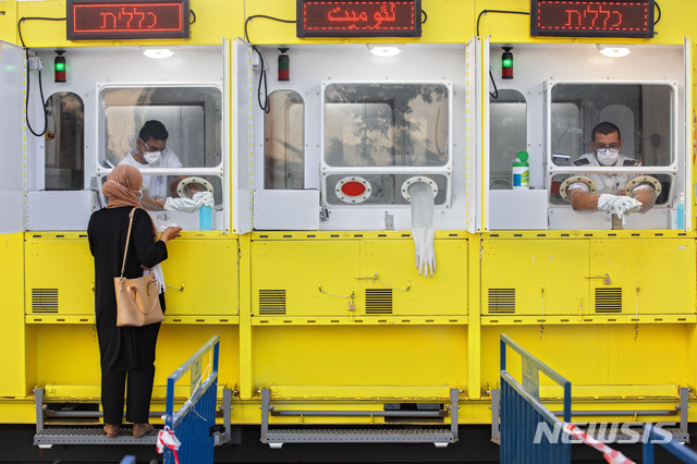 [예루살렘=AP/뉴시스]21일(현지시간) 이스라엘 예루살렘 동부에 마련된 한 이동식 코로나19 검사소에서 한 여성이 검사를 받고 있다. 이스라엘의 코로나19 누적 확진자 수는 5만4042명, 사망자는 425명으로 집계됐다. 2020.07.22.