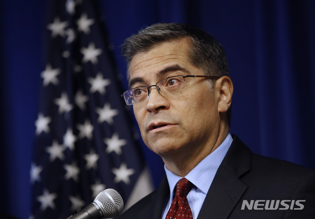 [새크라멘토(미 캘리포니아주)=AP/뉴시스]2019년 12월4일 하비어 베세라 캘리포니아주 법무장관이 캘리포니아주 새크라멘토에서 기자회견을 열고 있다. 베세라 장관은 필로폰 복용으로 태아를 사산했다는 이유로 체포돼 살인 혐의로 기소된 여성에 대해 기소 중지할 것을 지지한다는 의견서를 지난 7일 제출했다. 그러나 지방검사는 "사건은 사산에 대한 것이 아니라 산모가 임신 말기에 마약을 과다 복용해 생존 가능한 태아를 숨지게 한 것에 대한 것"이라며 반발하고있다. 2020.8.11