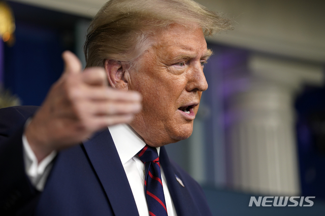 [워싱턴=AP/뉴시스]도널드 트럼프 미국 대통령이 21일(현지시간) 백악관에서 신종 코로나바이러스 감염증(코로나19) 관련 브리핑을 하고 있다. 트럼프 대통령은 "사회적 거리 두기를 할 수 없을 땐 마스크를 써라"라고 말하면서 "마스크를 좋아하든 아니든, 그것은 효과가 있다"라고 강조했다. 2020.07.22. 