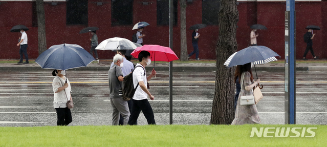 [서울=뉴시스] 최진석 기자 = 전국 곳곳에 장맛비가 내리고 있는 22일 서울 중구 도심에서 시민들이 내리는 장맛비를 맞으며 출근길 발걸음을 재촉하고 있다. 2020.07.22. myjs@newsis.com 이 사진은 기사 내용과 직접적인 관련 없음