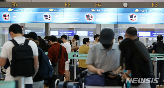 [인천공항=뉴시스] 박미소 기자 = 지난 7월22일 오전 인천국제공항 1터미널 출국장에서 베트남으로 향하는 기업인들이 탑승수속을 하기 위해 줄을 서 있다..2020.07.22.&nbsp;&nbsp;&nbsp; misocamera@newsis.com