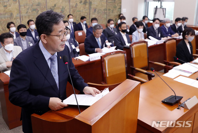 [서울=뉴시스] 최동준 기자 = 박양우 문화체육관광부 장관이 22일 서울 여의도 국회 문화체육관광위원회에서 열린 고 최숙현 선수 사망 사건에 대한 국회 청문회에서 현안보고를 하고 있다. 2020.07.22. photocdj@newsis.com