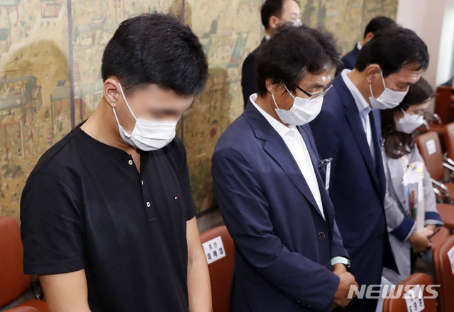 [서울=뉴시스] 최동준 기자 = 22일 서울 여의도 국회 문화체육관광위원회에서 열린 고 최숙현 선수 사망 사건에 대한 국회 청문회에서 증인으로 출석한 김도환(왼쪽) 트라이애슬론 선수를 비롯한 참석자들이 최숙현 선수 추모 묵념을 하고 있다. 2020.07.22. photocdj@newsis.com