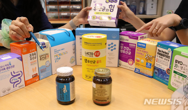 [세종=뉴시스]강종민 기자 = 한국소비자원이 22일 정부세종청사에서 프로바이오틱스 15개 제품을 대상으로 품질(균수, 균종)과 안전성, 표시 적합성 등을 시험,평가 결과를 발표했다. 평가 결과 프로바이오틱스 균수는 평균 200억 CFU 수준으로 관련 기준에 적합했고 대장균군과 이물 등 안전성도 문제가 없는 것으로 나타났다. 반면 제품 대부분이 대표 균 1~2종에 편중됐고 일부 제품은 균수, 주의사항에 대한 표시가 미흡했다. 1일 섭취량 가격은 217~1533원으로 제품간 최대 7배 차이를 보였다. 2020.07.22.&nbsp; ppkjm@newsis.com