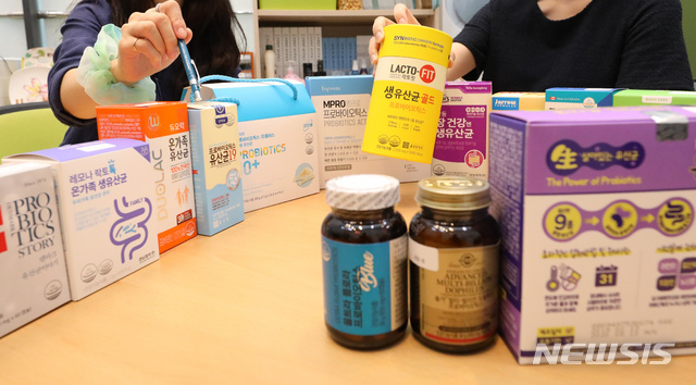 [세종=뉴시스]강종민 기자 = 한국소비자원이 22일 정부세종청사에서 프로바이오틱스 15개 제품을 대상으로 품질(균수, 균종)과 안전성, 표시 적합성 등을 시험해 평가 결과를 발표했다. 그 결과 프로바이오틱스 균수는 평균 200억 CFU 수준으로 관련 기준에 적합했고 대장균군과 이물 등 안전성도 문제가 없는 것으로 나타났다. 반면, 제품 대부분이 대표 균 1~2종에 편중됐고 일부 제품은 균수, 주의사항에 대한 표시가 미흡했다. 1일 섭취량 가격은 217~1533원으로 제품간 최대 7배 차이를 보였다. 2020.07.22.&nbsp;&nbsp; ppkjm@newsis.com