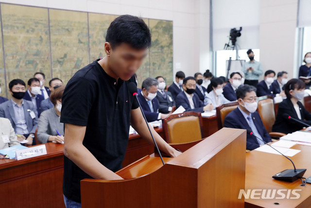 [서울=뉴시스] 최동준 기자 = 22일 서울 여의도 국회 문화체육관광위원회에서 열린 고 최숙현 선수 사망 사건에 대한 국회 청문회에서 증인으로 출석한 김도환 트라이애슬론 선수가 질의에 답변하고 있다. 2020.07.22.&nbsp; photocdj@newsis.com