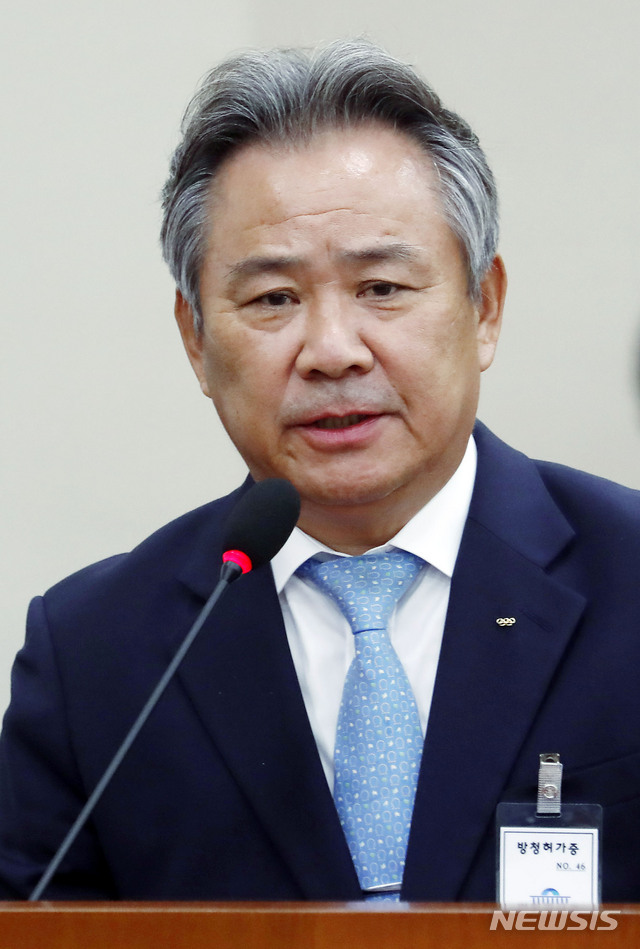 [서울=뉴시스] 최동준 기자 = 이기흥 대한체육회 회장이 22일 서울 여의도 국회 문화체육관광위원회에서 열린 고 최숙현 선수 사망 사건에 대한 국회 청문회에 출석해 질의에 답변하고 있다. 2020.07.22. photocdj@newsis.com
