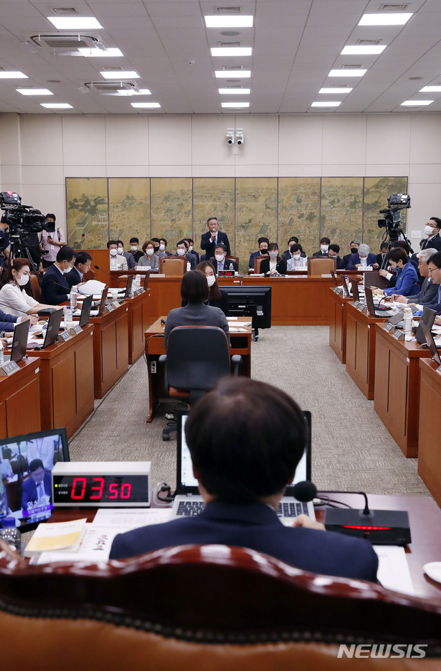 [서울=뉴시스] 최동준 기자 = 이기흥 대한체육회 회장이 22일 서울 여의도 국회 문화체육관광위원회에서 열린 고 최숙현 선수 사망 사건에 대한 국회 청문회에 출석해 질의에 답변하고 있다. 2020.07.22.&nbsp; photocdj@newsis.com