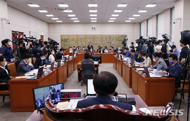 [서울=뉴시스] 최동준 기자 = 이기흥 대한체육회 회장이 22일 서울 여의도 국회 문화체육관광위원회에서 열린 고 최숙현 선수 사망 사건에 대한 국회 청문회에 출석해 질의에 답변하고 있다. 2020.07.22.&nbsp; photocdj@newsis.com