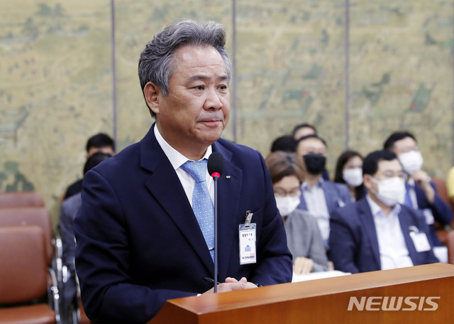 [서울=뉴시스] 최동준 기자 = 이기흥 대한체육회 회장이 22일 서울 여의도 국회 문화체육관광위원회에서 열린 고 최숙현 선수 사망 사건에 대한 국회 청문회에 출석해 질의를 듣고 있다. 2020.07.22. photocdj@newsis.com