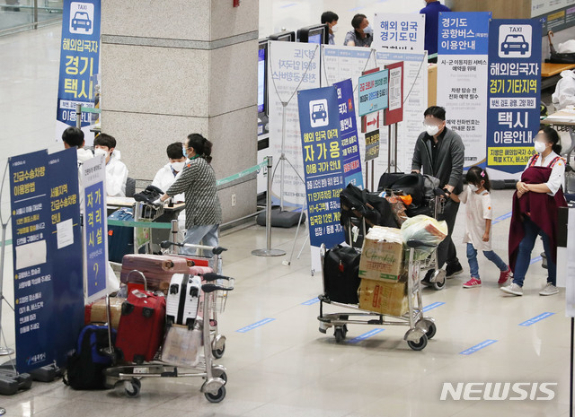 [인천공항=뉴시스] 박미소 기자 = 신종 코로나 바이러스 감염증(코로나19) 신규 확진환자 중 해외유입 확진자가 34명으로 밝혀진 지난달 22일 오전 인천국제공항 1터미널에서 해외입국자들이 이동하고있다. 2020.07.22.misocamera@newsis.com