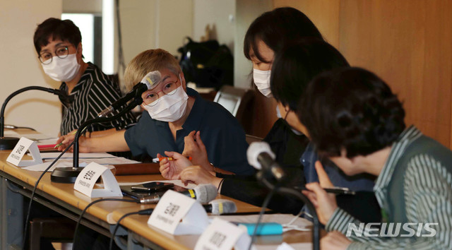 [서울=뉴시스]추상철 기자 = 김재련 법무법인 온-세상 대표 변호사가 22일 오전 서울의 한 모처에서 열린 '서울시장에 의한 위력 성폭력 사건 2차 기자회견'에서 참석자와 대화하고 있다. 2020.07.22.&nbsp; photo@newsis.com