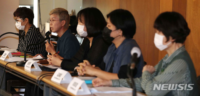 [서울=뉴시스]추상철 기자 = 김재련 법무법인 온-세상 대표 변호사를 비롯한 한국성폭력상담소, 한국여성의 전화 관계자가 지난 22일 오전 서울의 한 모처에서 열린 '서울시장에 의한 위력 성폭력 사건 2차 기자회견'에 참석해 발언하고 있다. 왼쪽부터 고미경 한국여성의 전화 상임대표, 김재련 변호사, 송란희 한국여성의 전화 사무처장, 김혜정 한국성폭력상담소 부소장, 이미경 한국성폭력상담소 소장. 2020.07.22.  photo@newsis.com