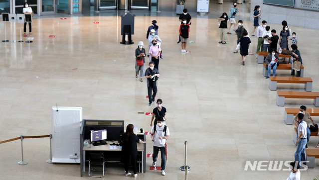 [서울=뉴시스]추상철 기자 = 신종 코로나바이러스 감염증(코로나19) 방역 조치로 문닫았던 박물관이 재개장된 22일 오후 서울 용산구 국립중앙박물관에서 관람객들이 거리두기를 하며 검색대를 통과하고 있다. 2020.07.22. scchoo@newsis.com