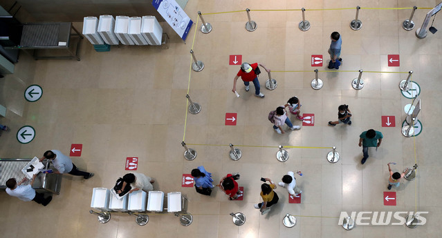 [서울=뉴시스]추상철 기자 = 신종 코로나바이러스 감염증(코로나19) 방역 조치로 문닫았던 박물관이 재개장된 22일 오후 서울 용산구 국립중앙박물관에서 관람객들이 거리두기를 하며 검색대를 통과하고 있다. 2020.07.22.&nbsp; scchoo@newsis.com