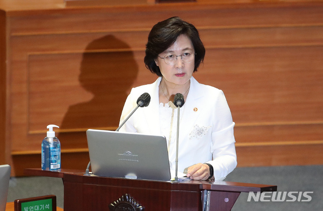 [서울=뉴시스]김선웅 기자 = 추미애 법무부장관이 22일 오후 서울 여의도 국회 본회의장에서 열린 제380회국회(임시회) 제4차 본회의 정치·외교·통일·안보에 관한 대정부 질문에서 의원 질의에 답변하고 있다. 2020.07.22.&nbsp; mangusta@newsis.com