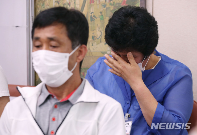 [서울=뉴시스] 김진아 기자 = 고 최숙현 선수 어머니가 22일 오후 서울 여의도 국회에서 열린 철인 3종경기 선수 가혹행위 및 체육분야 인권침해에 대한 청문회에 참고인으로 출석해 눈물을 흘리고 있다. 왼쪽은 고 최숙현 선수 아버지 최영희 씨. 2020.07.22. bluesoda@newsis.com