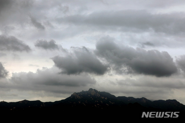 출근길도 우산은 필수…수도권 등 전국, 흐리고 많은 비