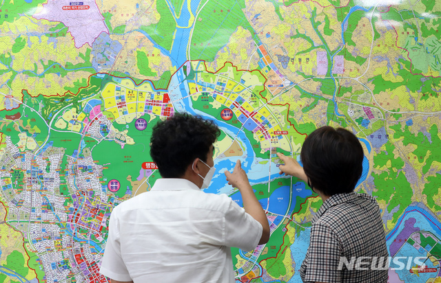 [세종=뉴시스]강종민 기자 = 22일 오후 세종시 한 부동산중개업소에서 아파트 매물을 문의하는 시민과 중개업소 관계자가 세종시 지도를 보며 대화를 나누고 있다.공인중개소 관계자는 김 원내대표의 발언으로 그동안 나왔던 매물이 회수되고 호가도 5000만원 이상 올랐다고 했다. 2020.07.22.&nbsp;&nbsp;&nbsp;&nbsp; ppkjm@newsis.com