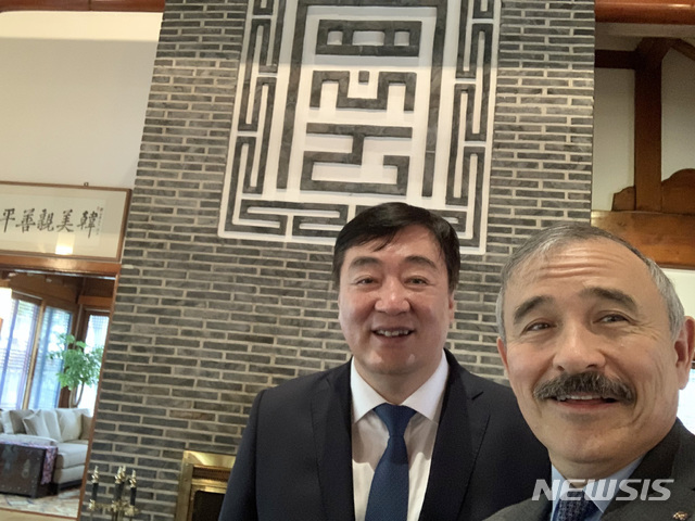 [서울=뉴시스]김병문 기자 = 해리 해리스 주한 미국대사와 싱하이밍 주한 중국대사가 22일 오전 서울 중구 정동 미국 대사관저에서 만나 미중관계와 한반도 정세 등에 대해 논의했다. 해리스 대사는 트위터에 셀카를 공개하며 "오늘 싱하이밍 주한 중국대사님과 좋은 만남을 갖고 중요한 미·중 관계에 대해 논의했다"고 밝혔다. (사진=주한미대사 트위터 캡처) 2020.07.22. photo@newsis.com